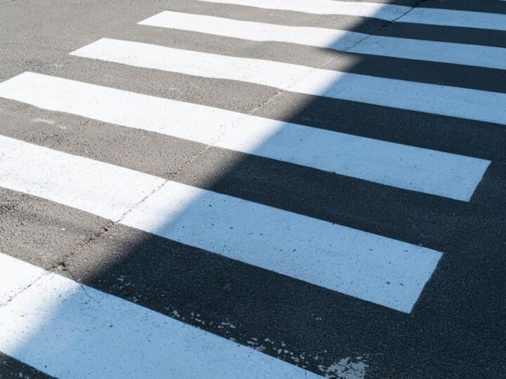 Obowiązek odśnieżania: uniknij kar i zagrożeń na drodze!