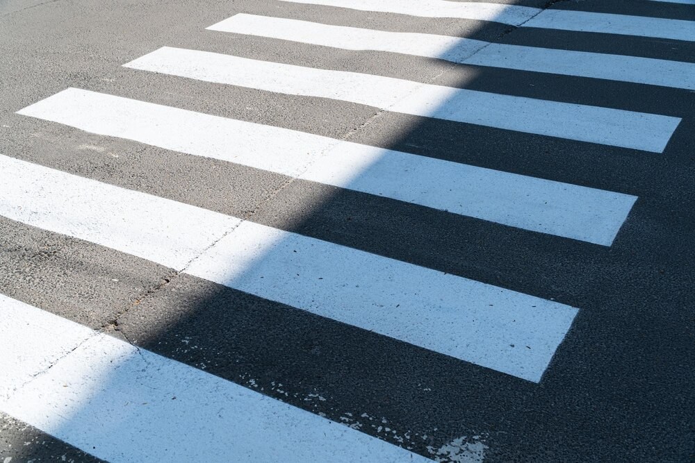 Obowiązek odśnieżania: uniknij kar i zagrożeń na drodze!