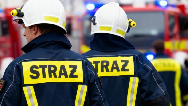 Plama oleju na Suchogórskiej: strażacy ratują drogę przed wypadkami