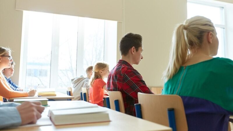 Bezpieczne szkoły w Polsce: Program RÓWIEŚNICY rozpoczyna nową edycję!