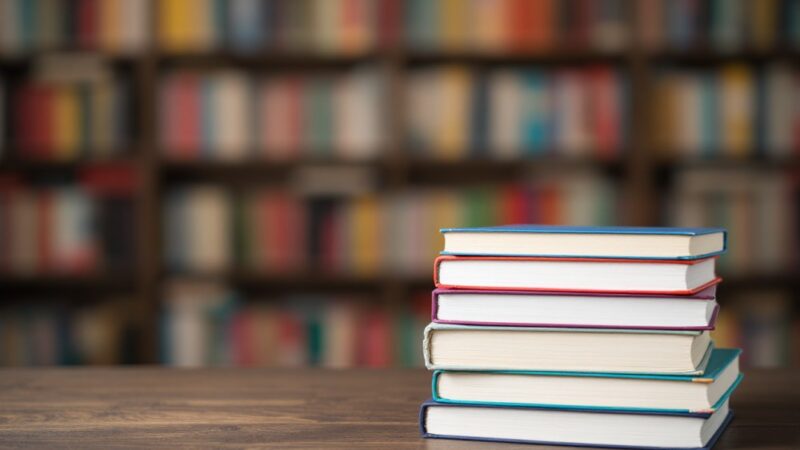 Nowa książka w bibliotece: „Chodziłem po słonecznej stronie ulicy” Roberta Ackermanna