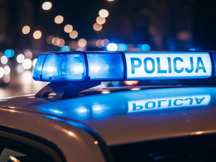 Zamaskowany rabus z bronią w ręku w rękach policji