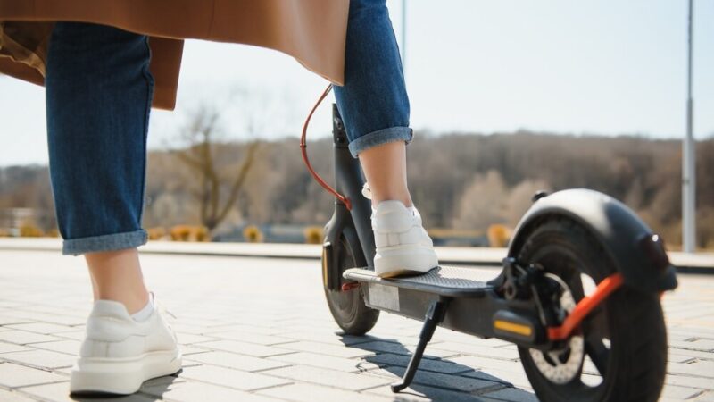 Pijany na hulajnodze: niebezpieczna kolizja na osiedlu